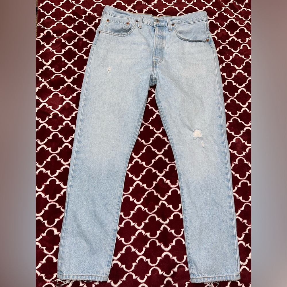 501 light washed distressed blue Levi jeans for any and every occasion 😎